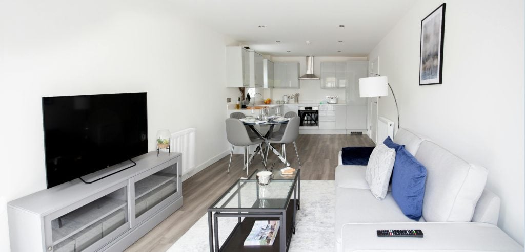 屋主售屋戰略指南：解析房屋定價策略、一般與專任委託差異、Home Staging 房屋佈置及房地合一稅成本精算。