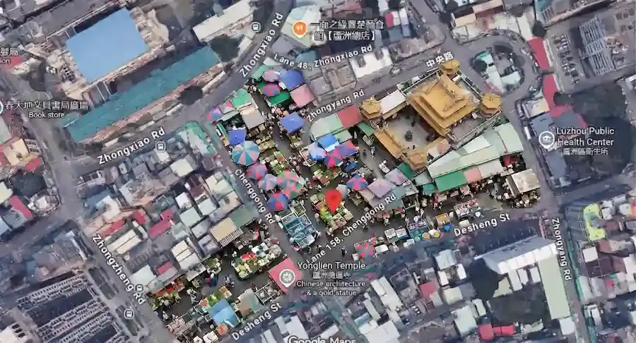 蘆洲湧蓮寺商圈空拍衛星圖，紅色地標標示新樸王樣預售案基地位置。基地周遭成功路與德勝街疊加高密度傳統市場攤販視覺化，客觀呈現微型都市紋理與街道動線之物理阻礙。
