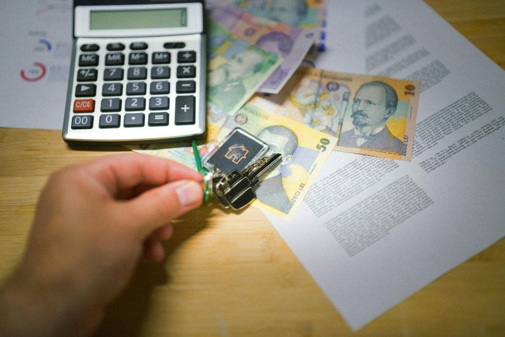 購屋者依法行使預售屋買賣契約 5 天審閱期，在不受代銷壓力的環境下細讀條文，避免落入定金先行或合約內容不對稱的交易陷阱。