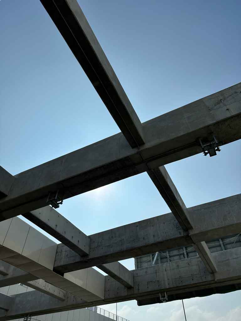 RC、SC、SRC 建築結構剖面比較圖,展示鋼筋混凝土、純鋼骨與鋼骨鋼筋混凝土的材料配置與結構差異