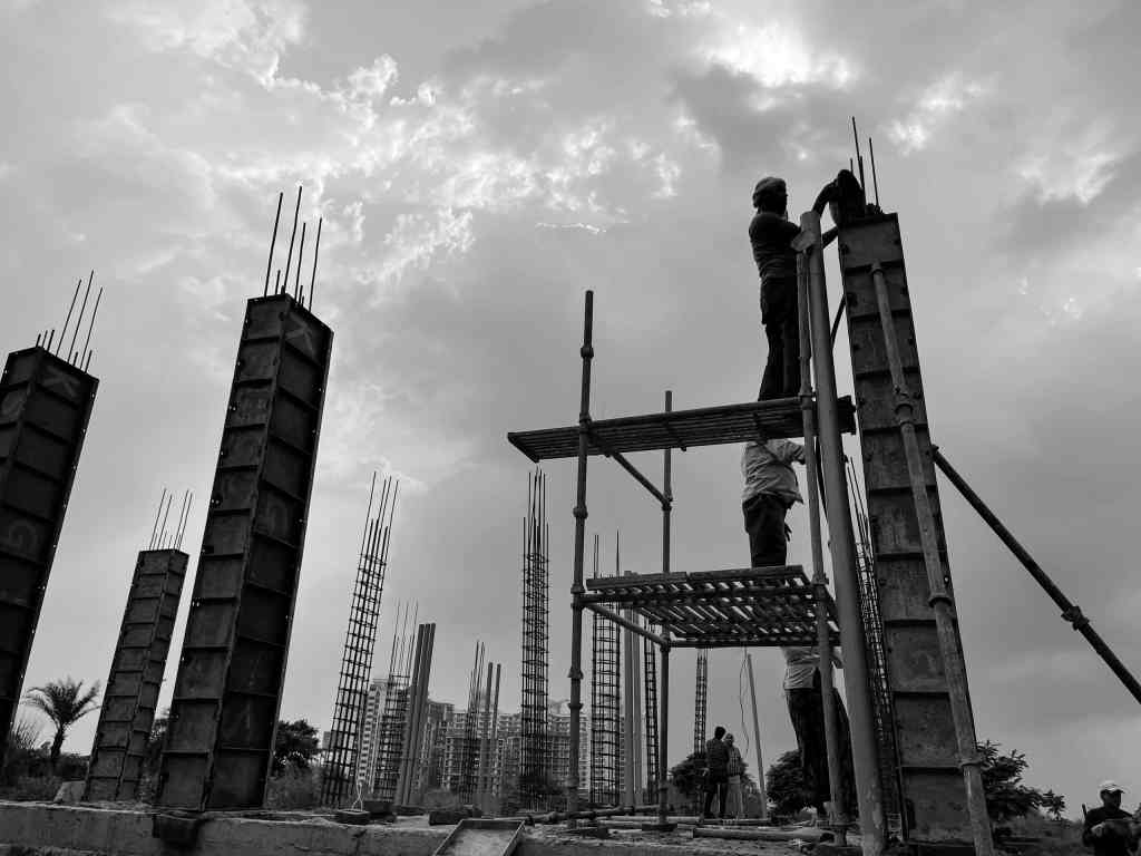 Construction Site Crane Silhouette (建築工地起重機、剪影)