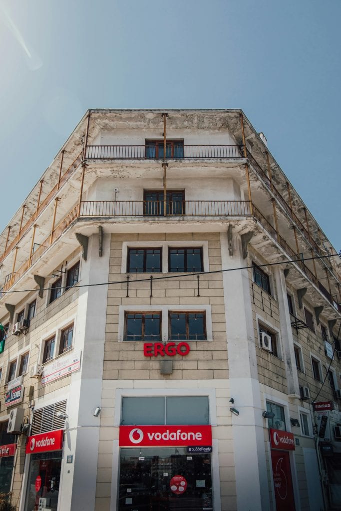 店面投資類型解析：比較三角窗（高曝光）、內街店面（集市效應）與樓上店（目的性消費）的空間屬性、租金價值與品牌適用性。