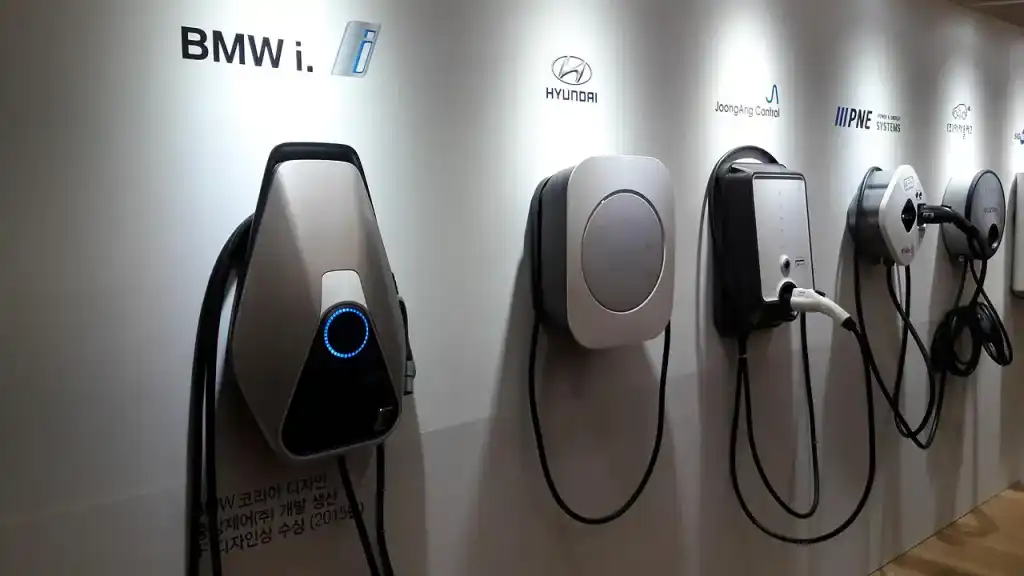 導入 EMS 電能管理系統與專設一戶的社區,充電管線整齊劃一,大幅提升地下室的空間質感與用電安全。