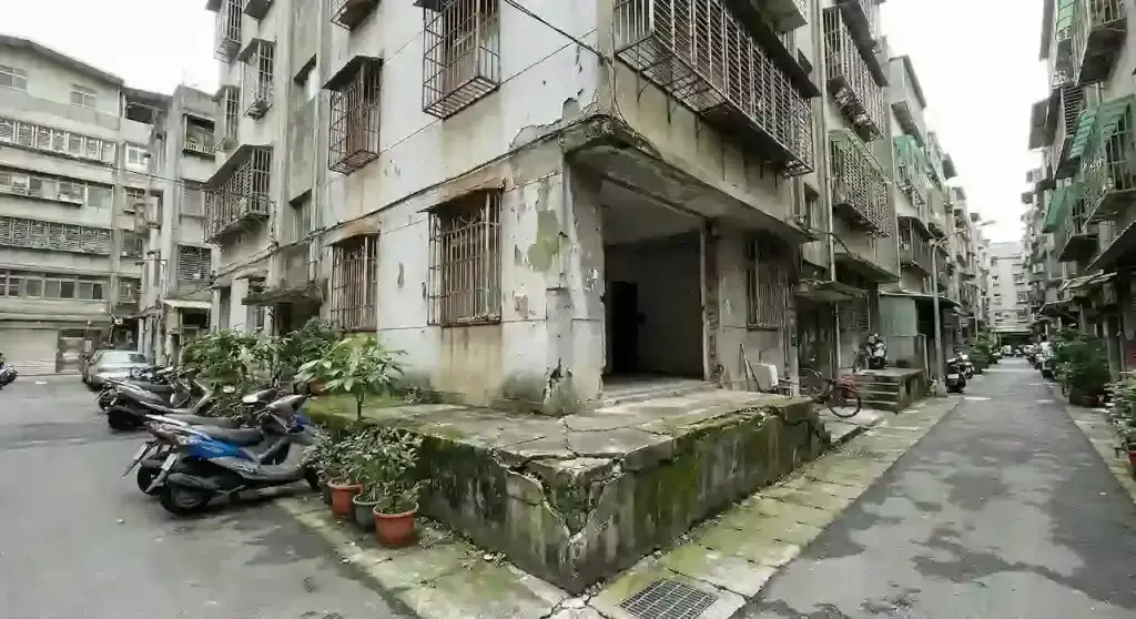 台灣高密度老舊公寓與街道實景