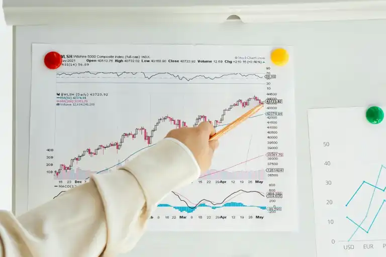 【房市數據白皮書】2025 Q3 住宅價格指數解讀：從半導體 S 廊帶看南北房市分化邏輯