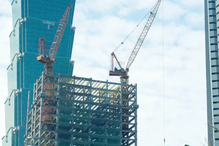 2026 看懂建案公告牌：13 項關鍵資訊解密、起造人與承造人權責區分全攻略